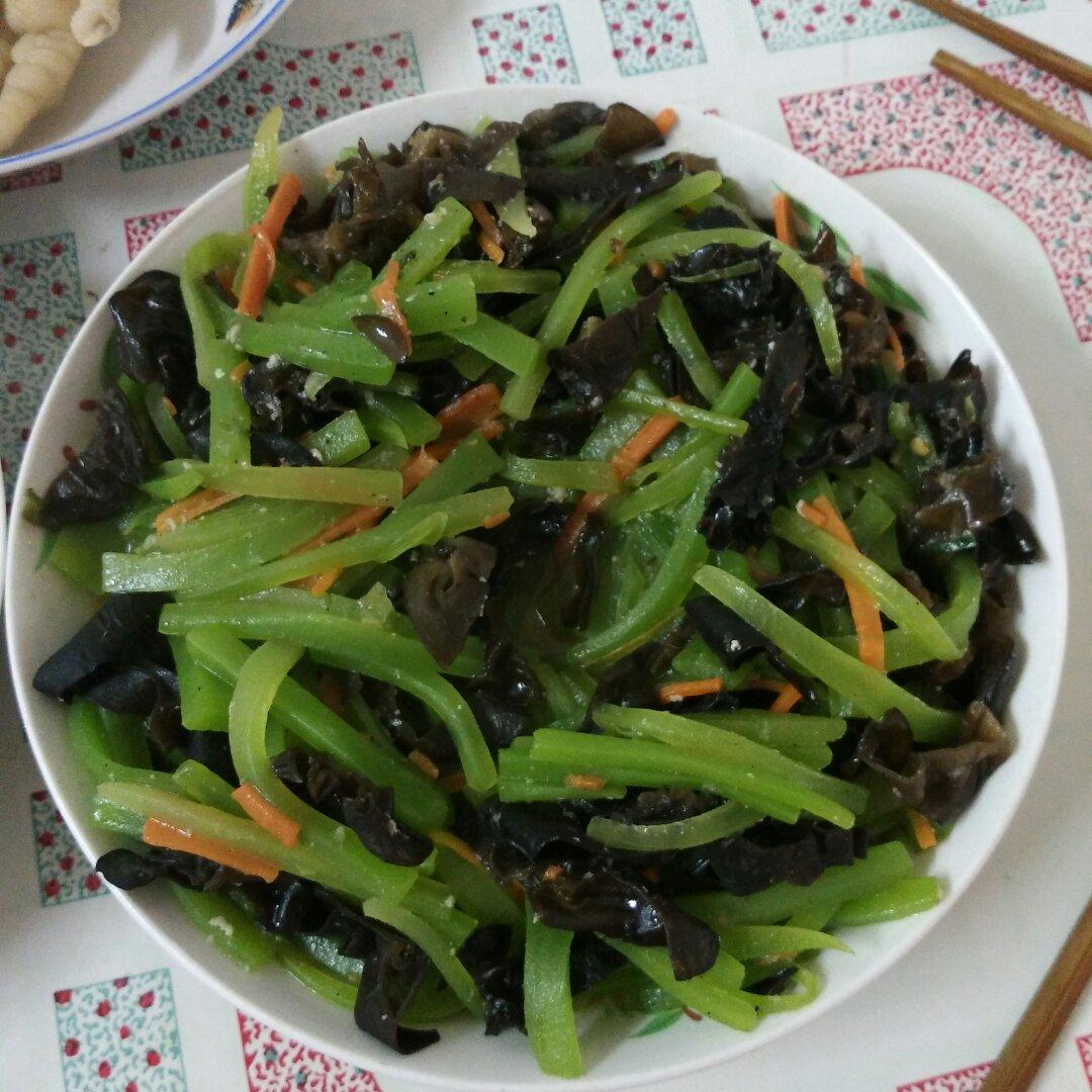莴笋炒木耳