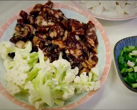 铁铸锅腊味芋头菜花饭