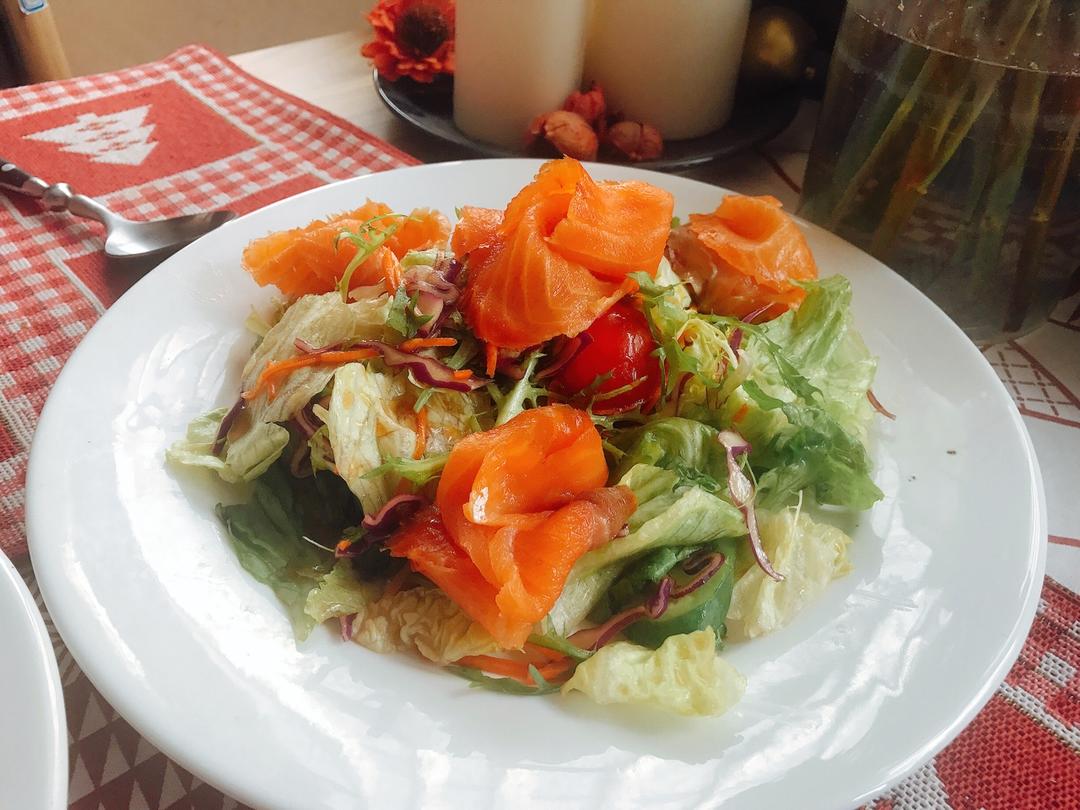 烟熏三文鱼沙拉