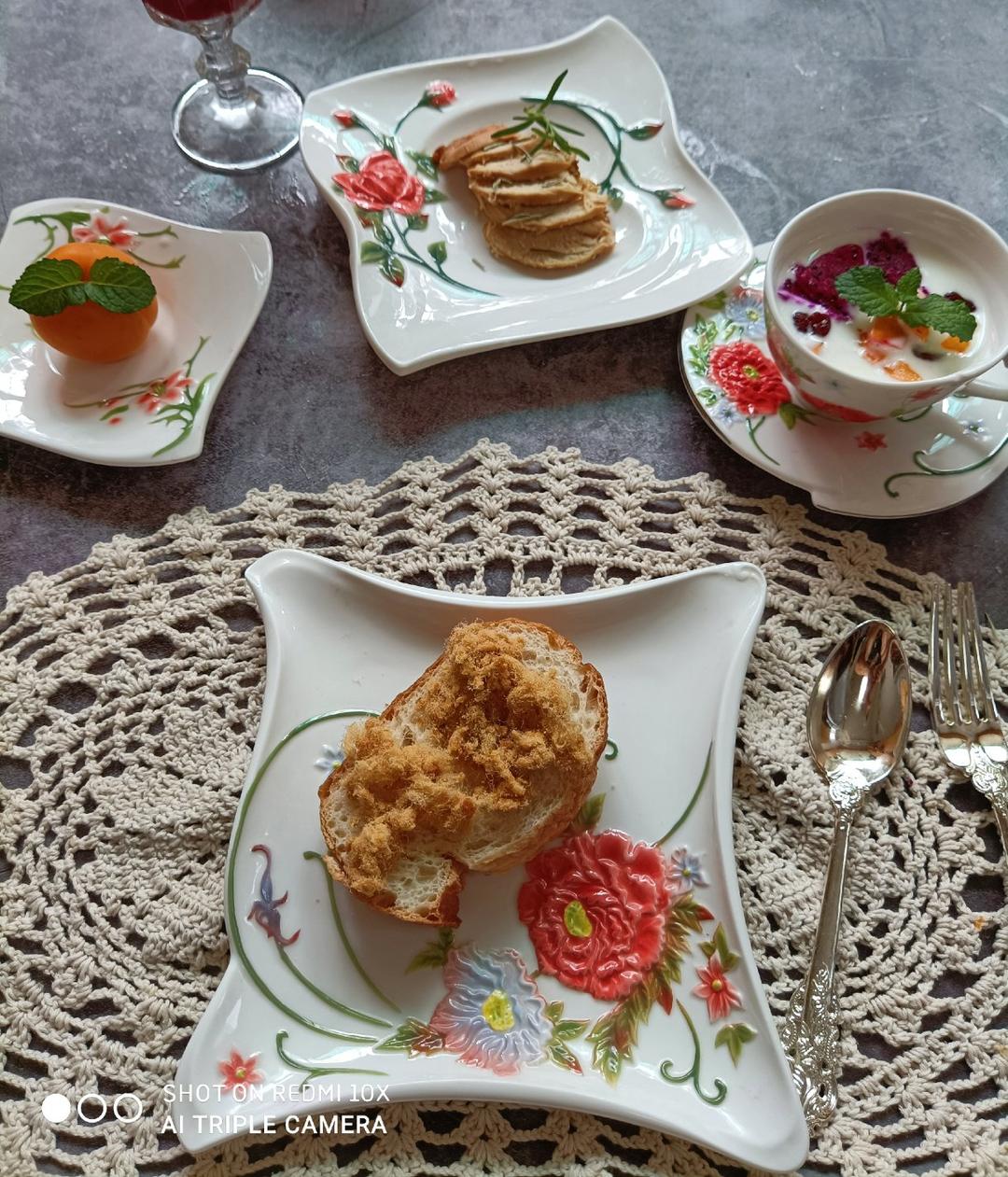 在我的儿时，物质匮乏，难得家中包回三鲜馅的水饺，我便会开心之极。每当妈妈把一大盘状如元宝一样的水饺端上桌之时，我们家中的几只小饿狼便如食珍馐美馔。多少年过去了，那种情形我仍记忆犹新……