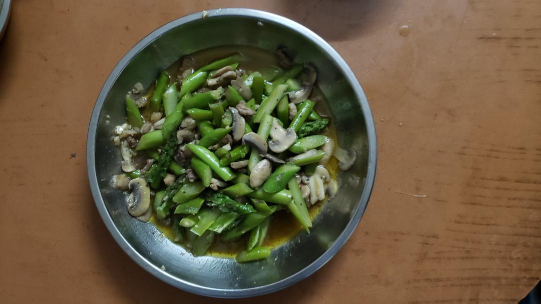 芦笋炒蘑菇