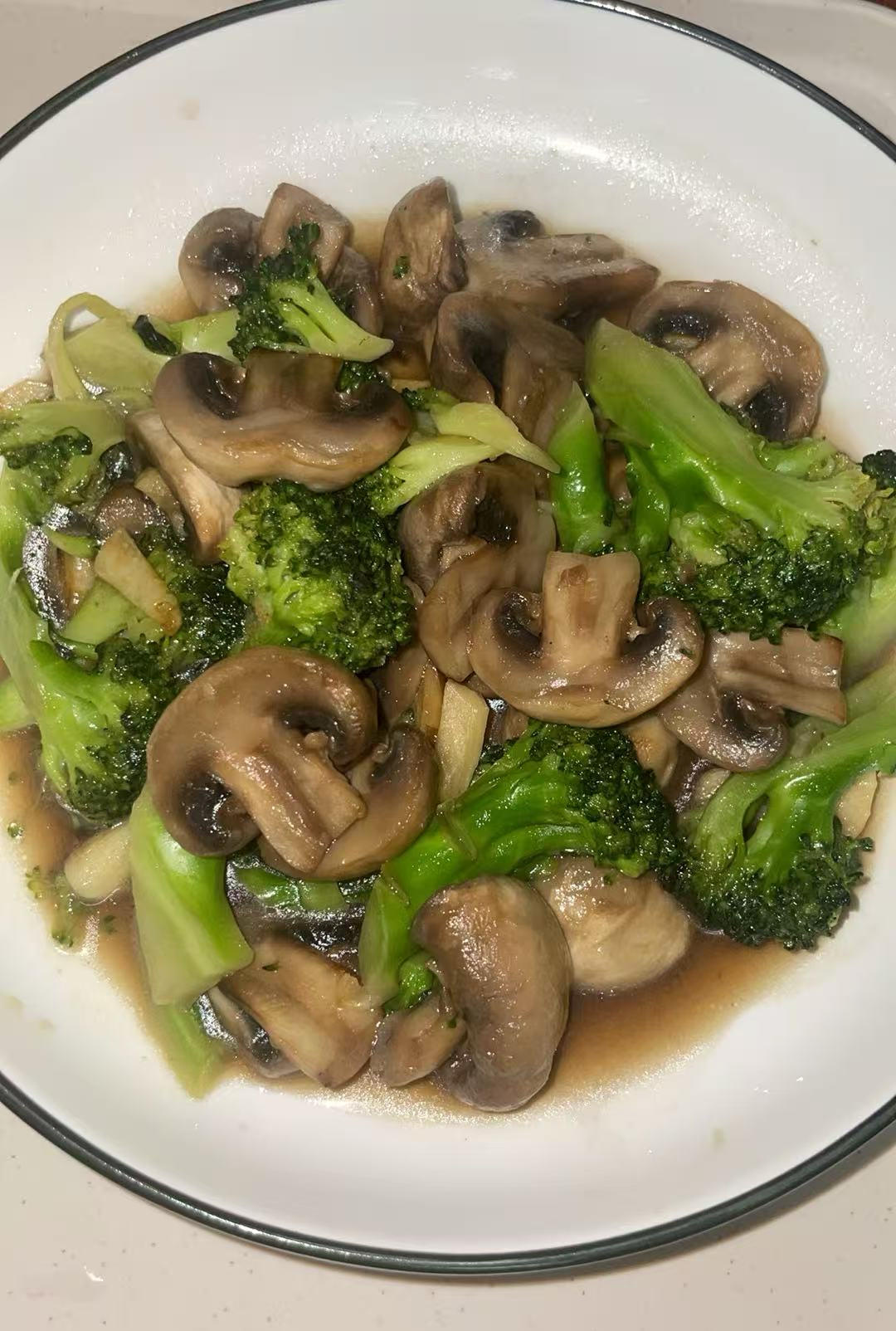 鲜美可口❗️清爽好吃的西兰花炒口蘑，超简单～