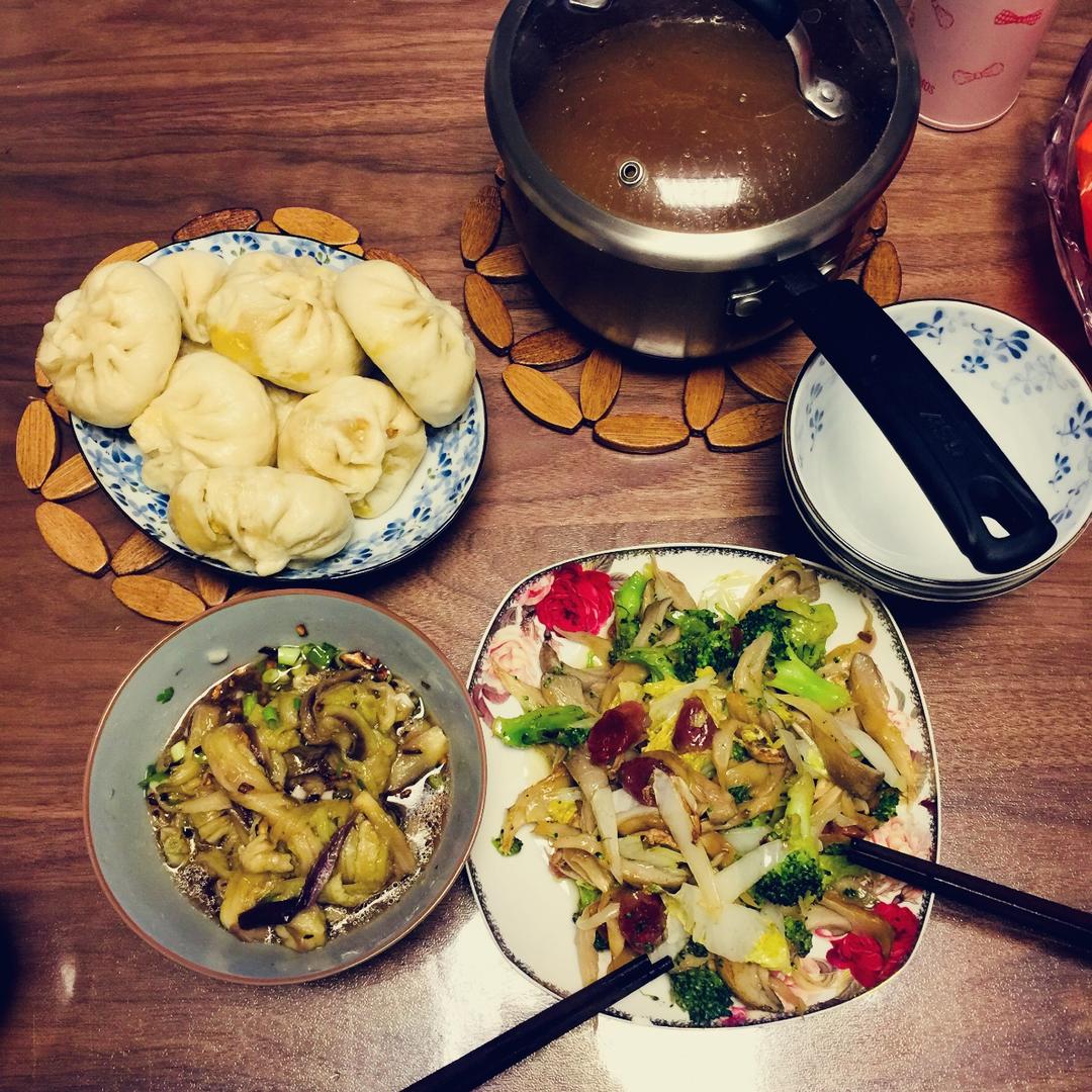 腊肉炒蘑菇西兰花