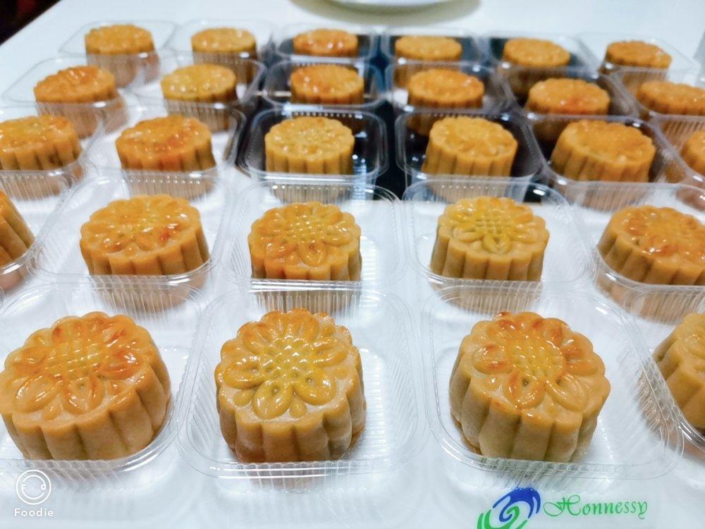 广式蛋黄莲蓉月饼