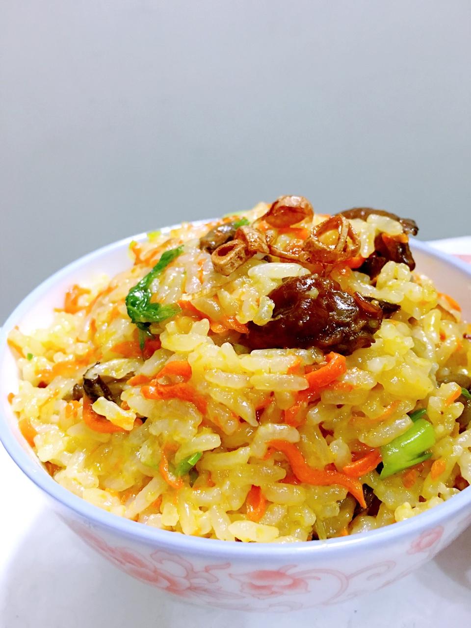 may一米阳光做的胡萝卜虾仁香菇咸干饭