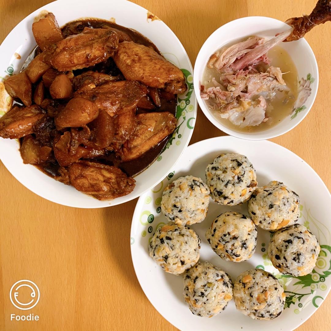 金枪鱼芝麻手捏饭团