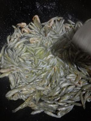 香煎小鱼小虾的做法 步骤2
