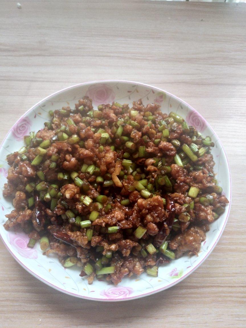 炒苍蝇头（蒜薹炒肉沫）