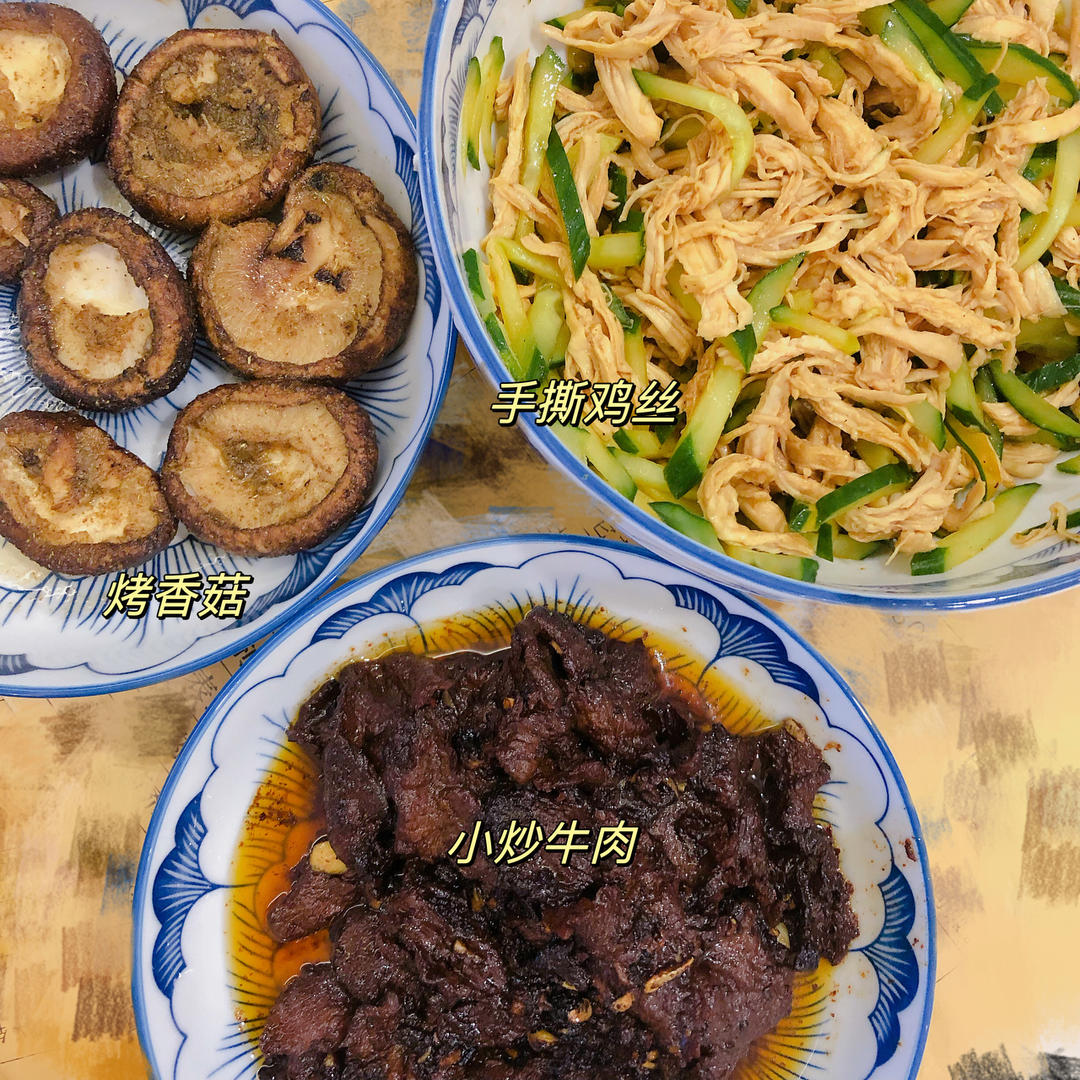 手撕麻辣鸡丝，麻麻辣辣的感觉很夏天