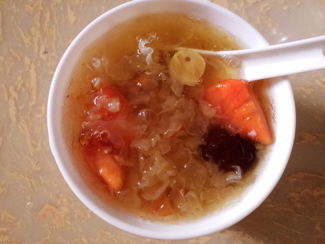 堪比燕窝的美容佳品——桃胶银耳炖木瓜