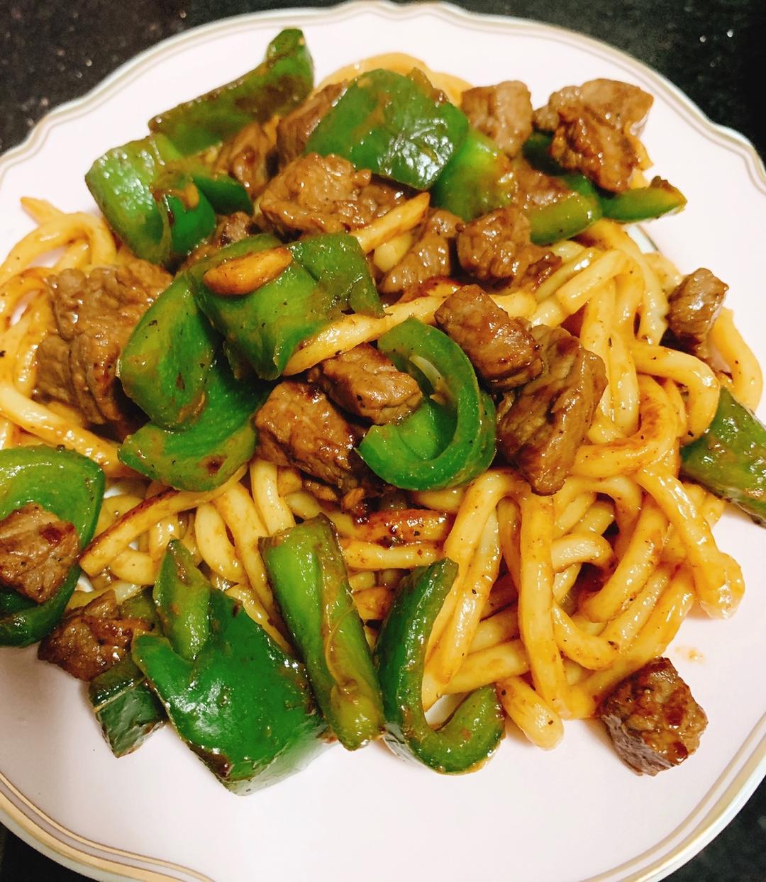 上桌秒光的黑椒牛肉乌冬面