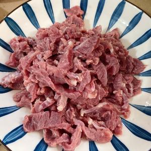 酸豆角炒牛肉的做法 步骤2