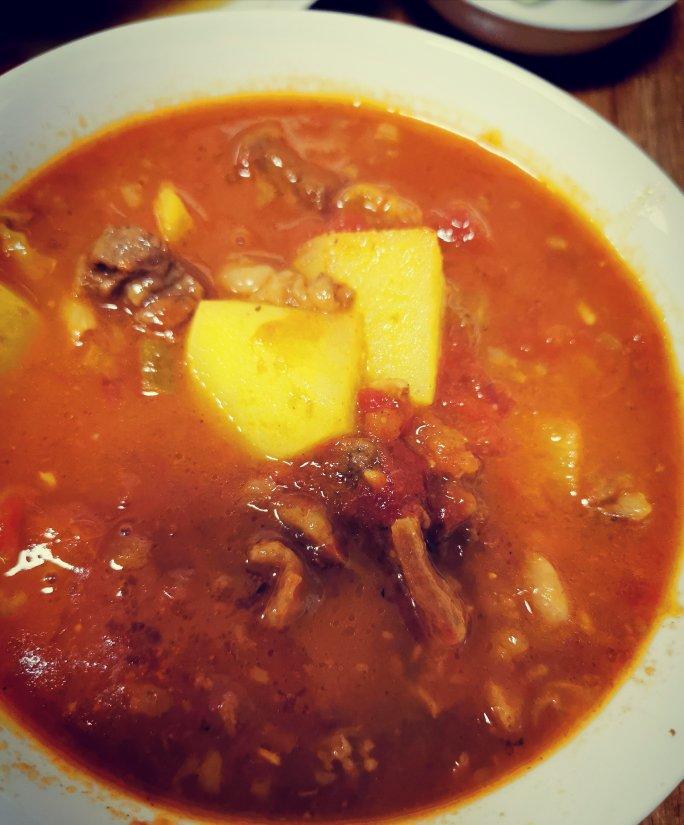 汤浓肉嫩的番茄牛腩，牛腩软烂秘法