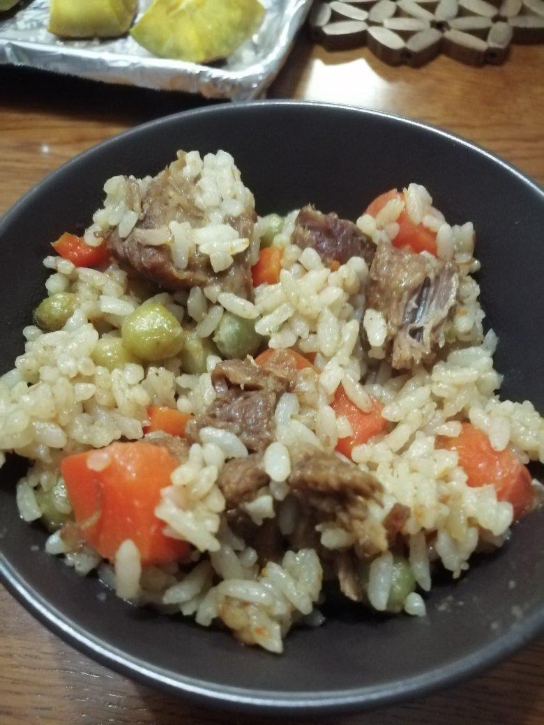 香喷喷滴😋“香肠豌豆洋芋焖饭”