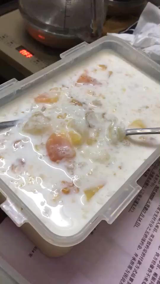 《桃胶皂角米雪燕银耳牛奶羹》据说一碗等于敷30片面膜的功效
