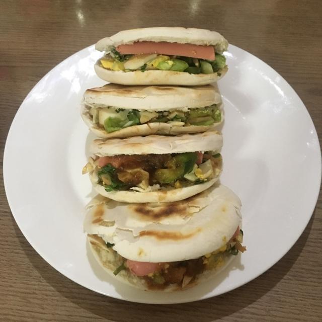 作品 蜗牛小白216962做的早餐2019年1月29日 火腿肠蛋夹馍 昨晚买的饼