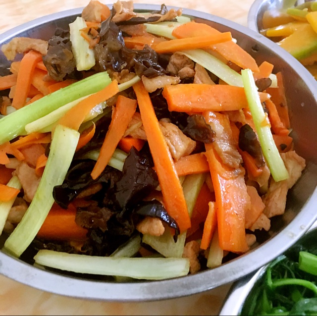 芹菜木耳炒肉丝