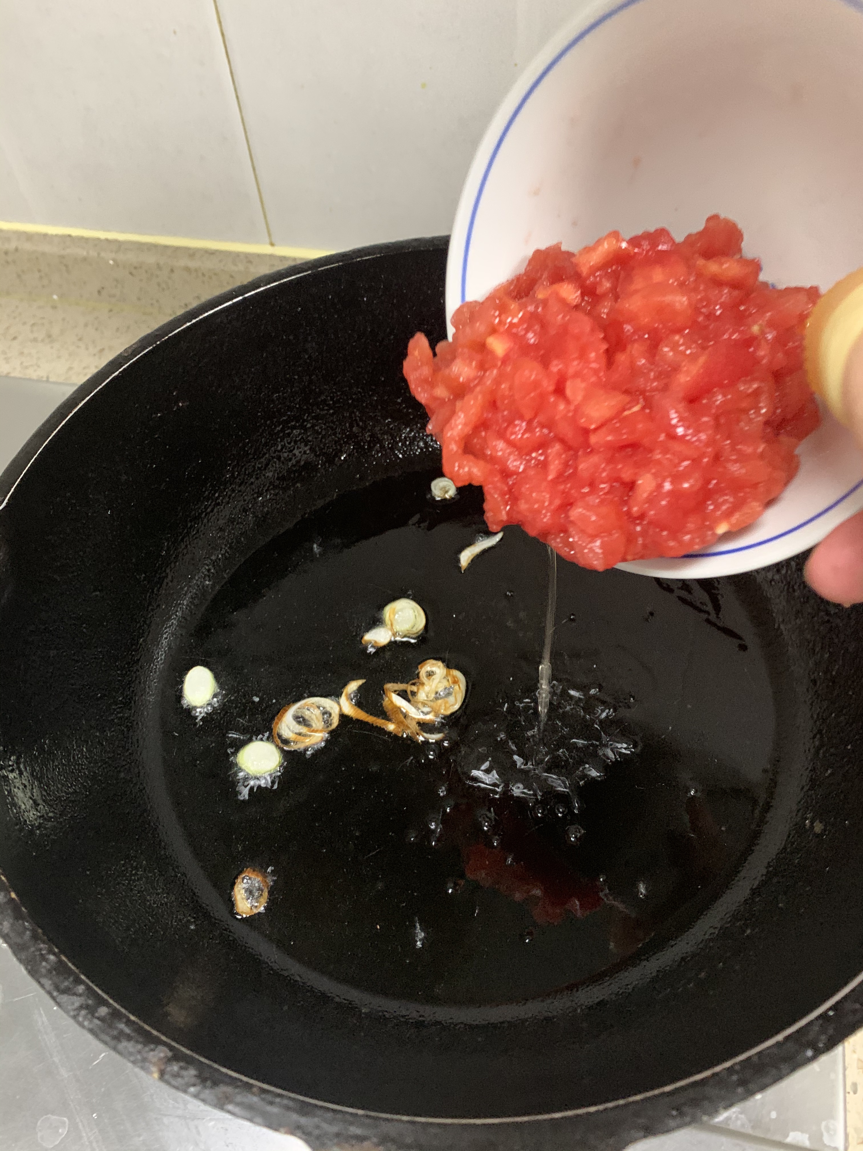 太太乐鲜鸡汁西红柿鸡蛋面的做法 步骤3