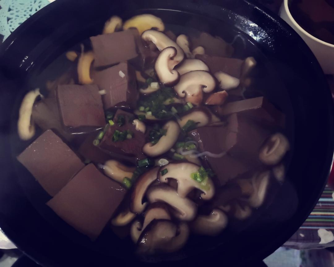超低热量超简单香菇鸭血粉丝汤 一大碗热量低于0大卡的做法步骤图 余悦己乎 下厨房
