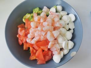 马苏里拉西红柿牛油果沙拉～健康又方便的做法 步骤3