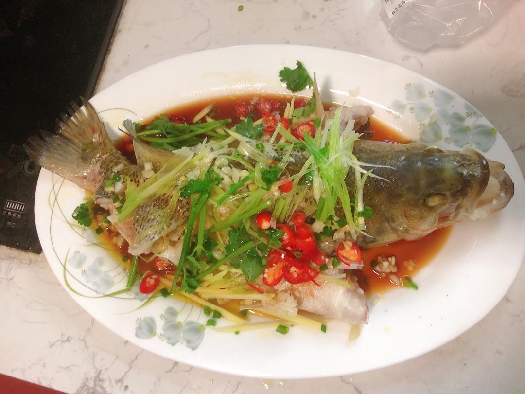 学会清蒸鲈鱼的正确做法，鱼肉鲜嫩无腥味，做法简单，超级好吃。