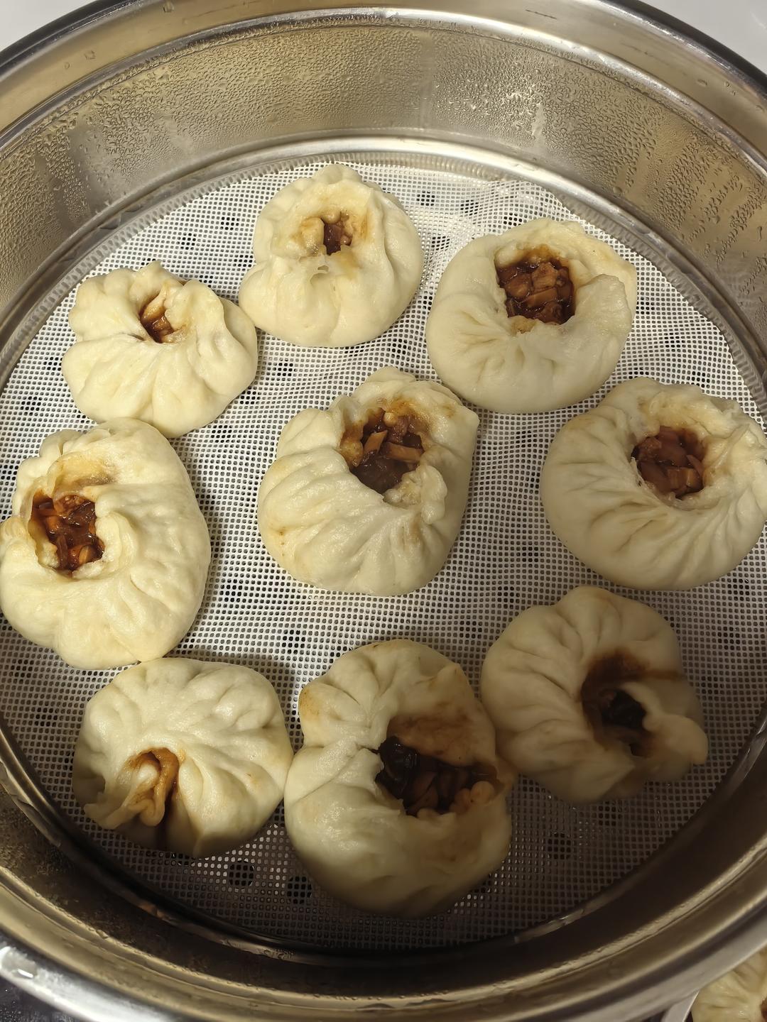 香菇鸡腿酱肉包