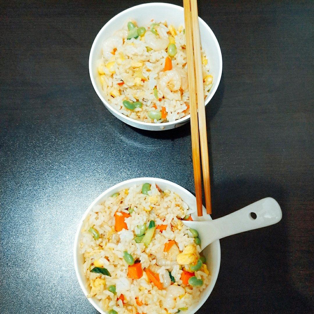 缤纷多彩虾仁酱油炒饭
