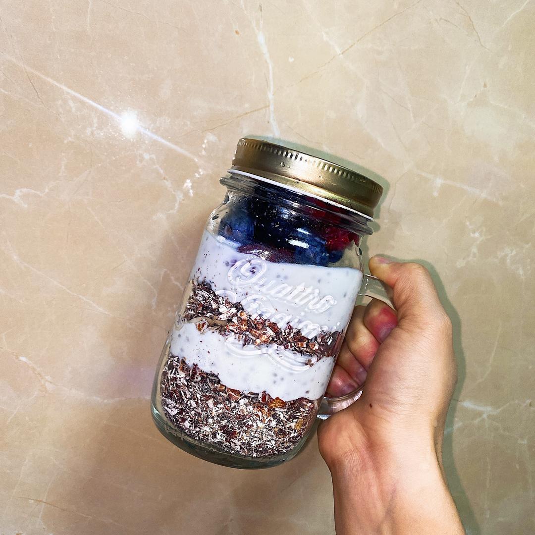 莓果隔夜燕麦沙拉杯