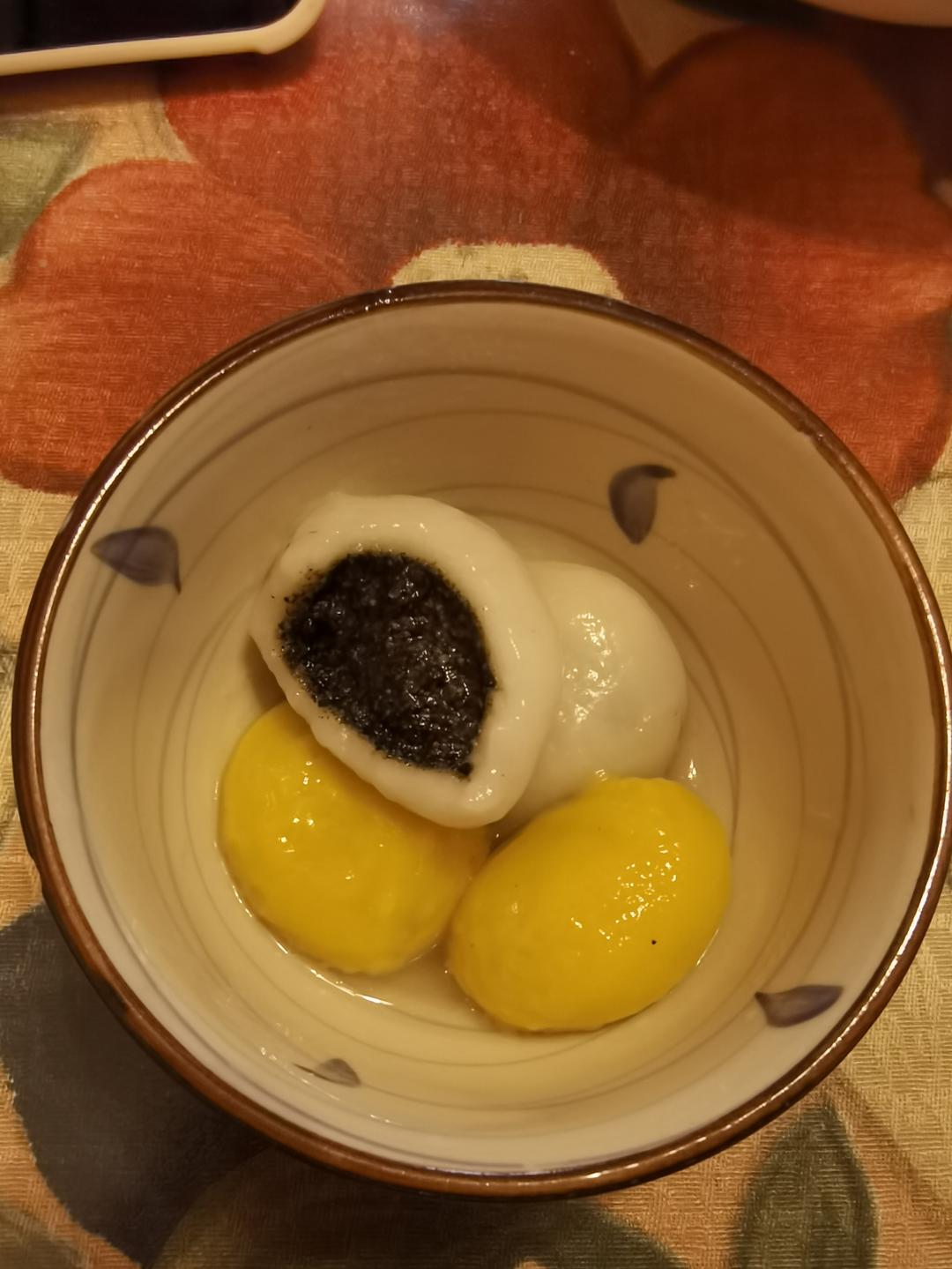 花生黑芝麻汤圆