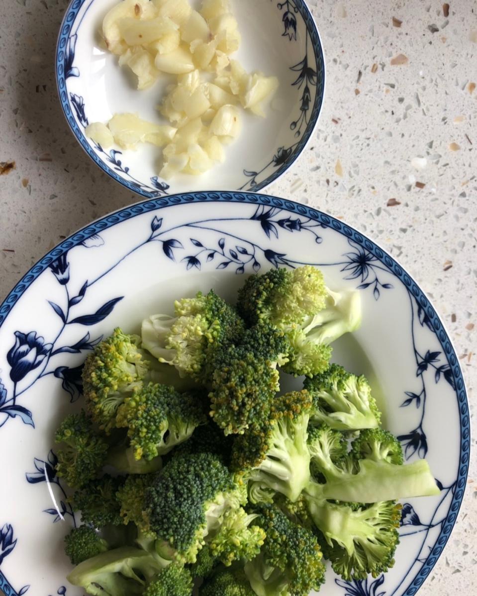 好吃到爆的耗油蒜蓉西兰花(从不修图，喜欢请关注)