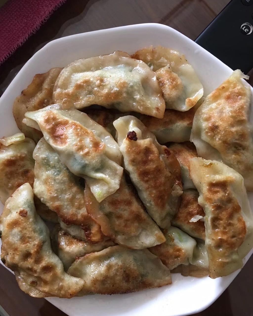 超级吃货啊做的早餐来一锅香脆的生煎饺子