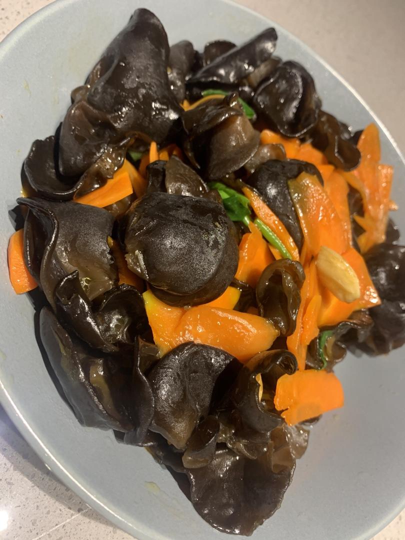 杨嘻嘻宝做的胡萝卜炒木耳颜色超好看