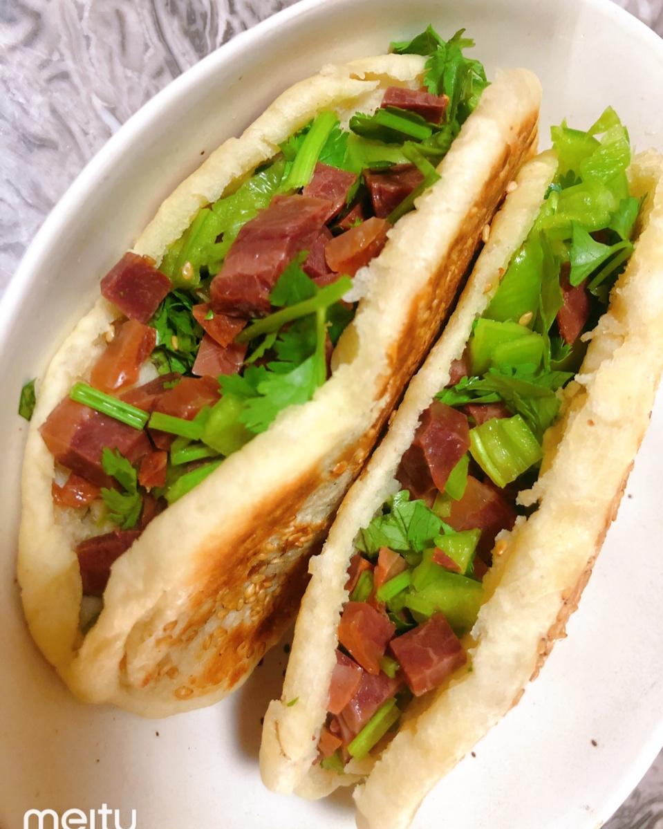 松软的芝麻发面烧饼