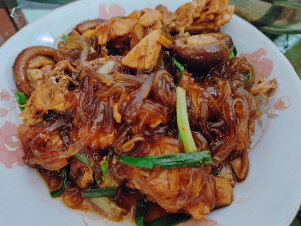 鸡肉蘑菇炖宽粉Stewed Chicken with Glass Noodles