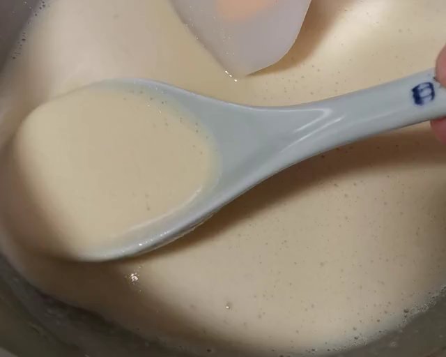 三步快手早餐：细滑牛奶鸡蛋甜饼的做法 步骤3