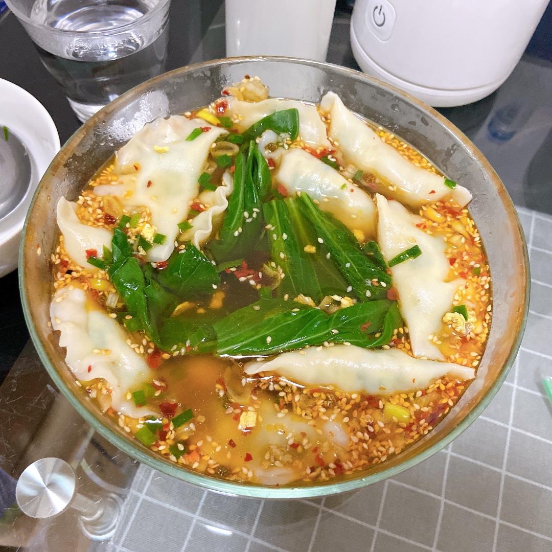 省时又便捷，没人能抗拒这碗酸汤水饺！🥟