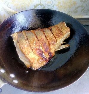 大蒜红烧鱼的做法 步骤3