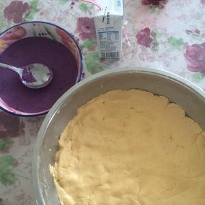 DIY简版南瓜饼（紫薯馅）的做法 步骤4
