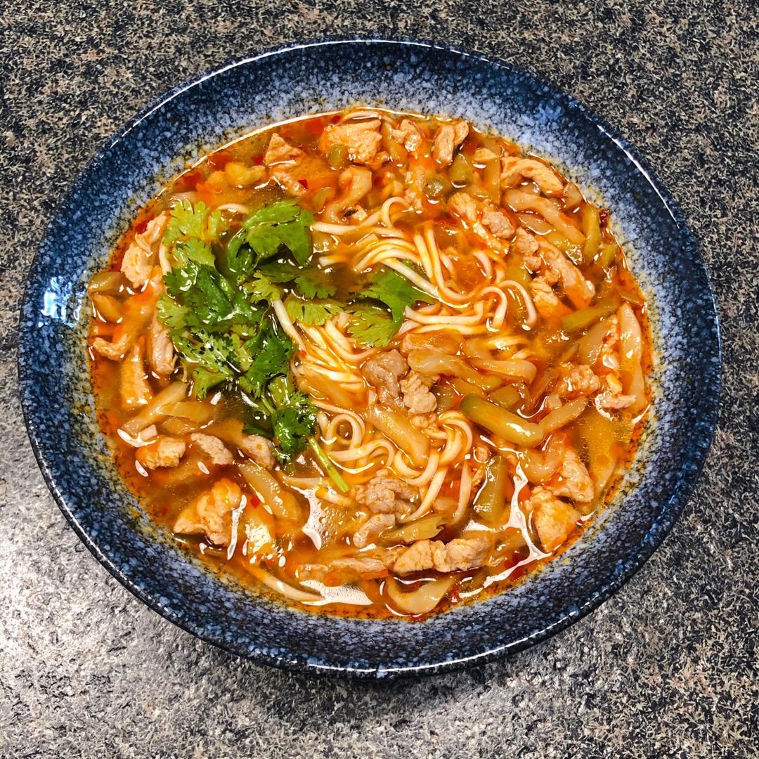 教你在家也可以做的榨菜肉丝面，香辣开胃，面条好吃到连汤都不剩