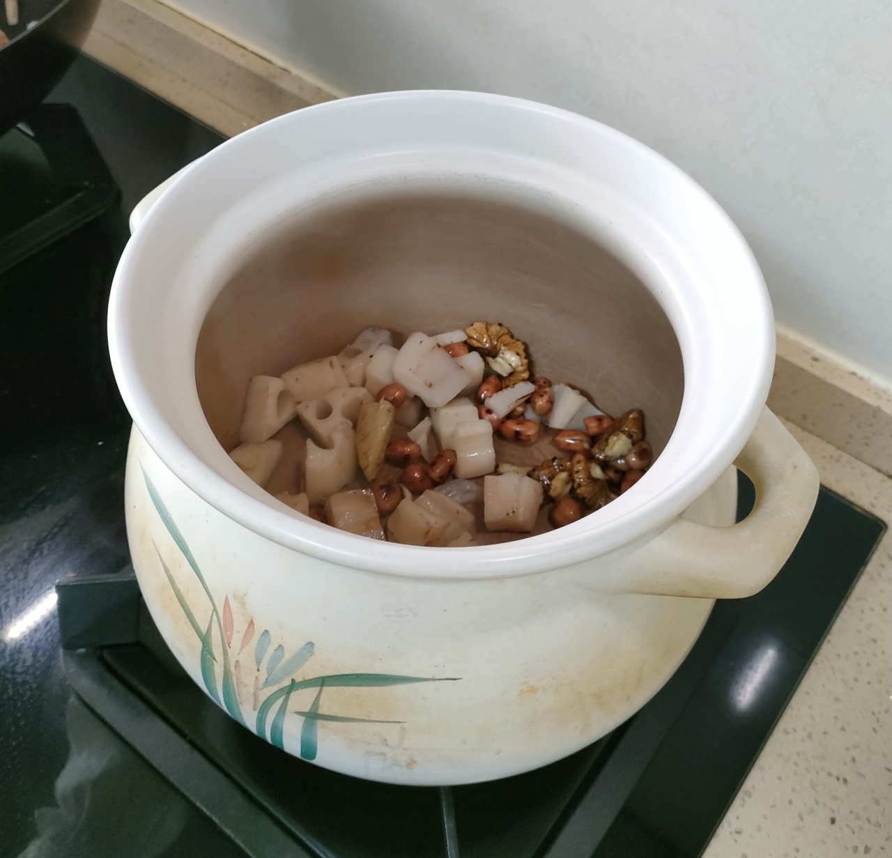 莲藕干香菇坚果汤的做法 步骤5