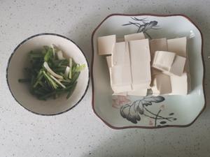 一清二白【小葱炒豆腐】简单家常味的做法 步骤1