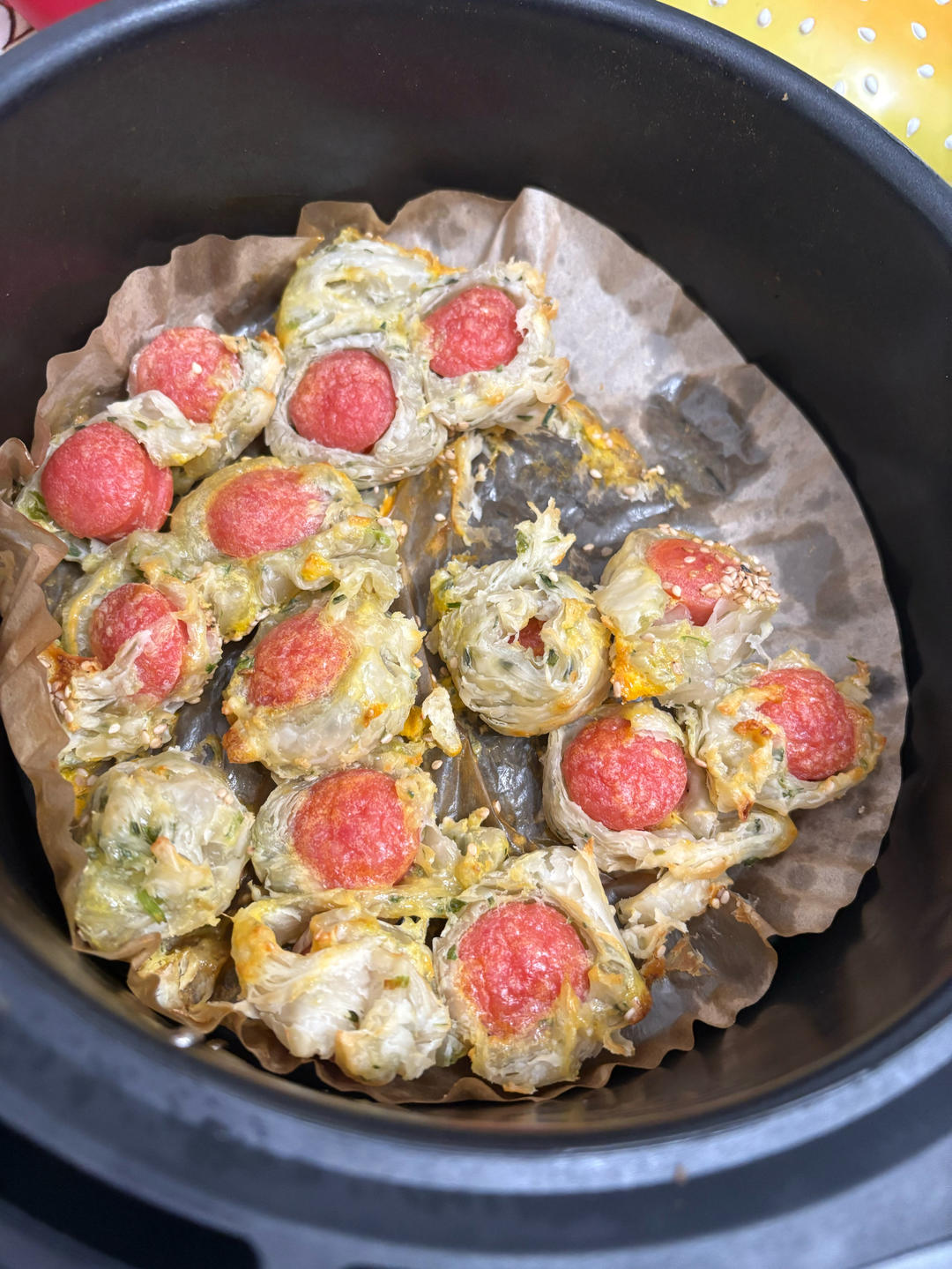 早餐怎么做简单又好吃？1张手抓饼2根火腿肠，教你在家做蝴蝶酥