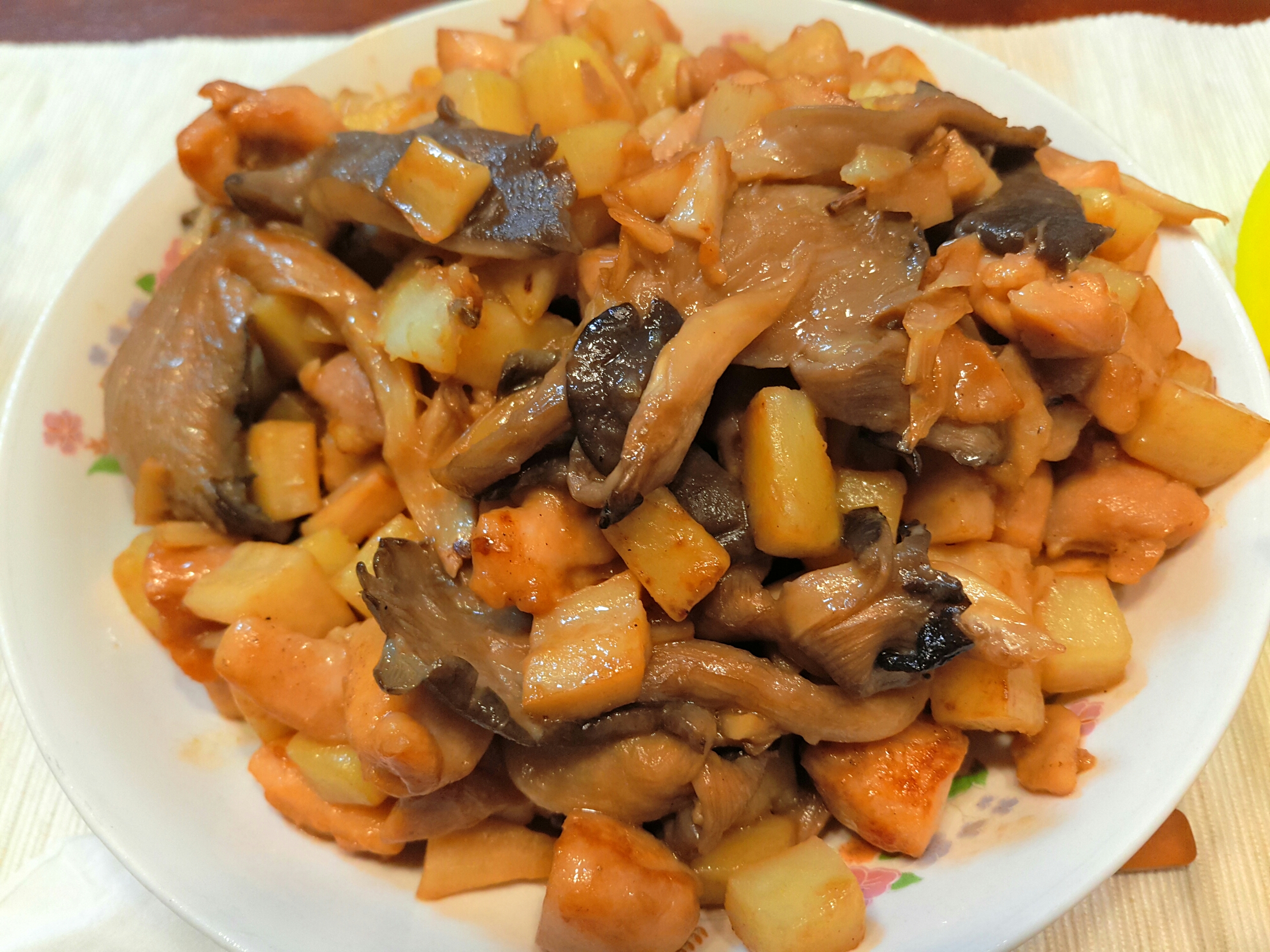 三白炒蘑菇——土豆，藕，鸡丁与平菇的和谐变奏的做法