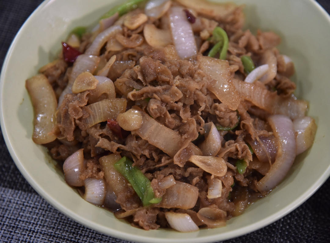 孜然洋葱炒牛肉粒