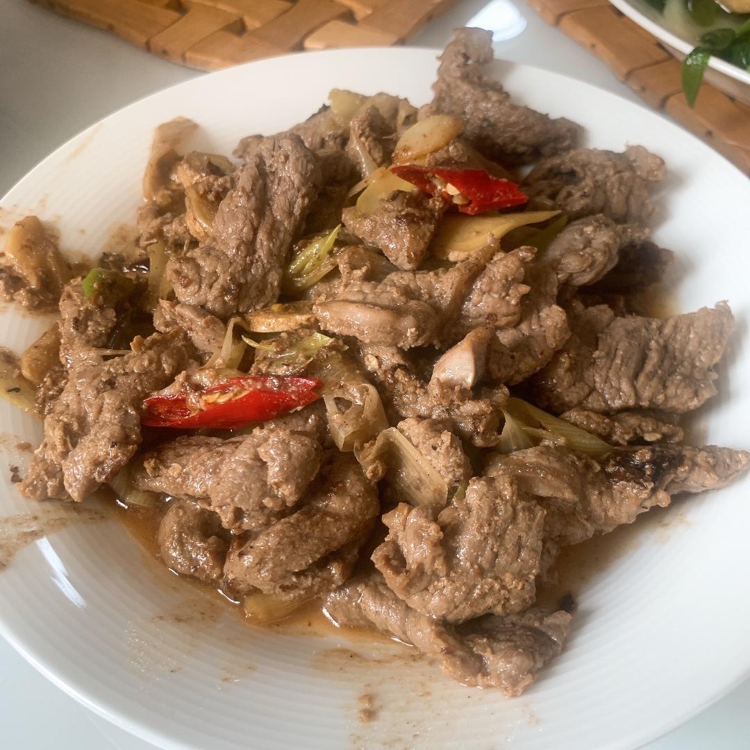 厨师长教你：“葱爆牛肉”的家常做法，葱香味浓郁先收藏起来