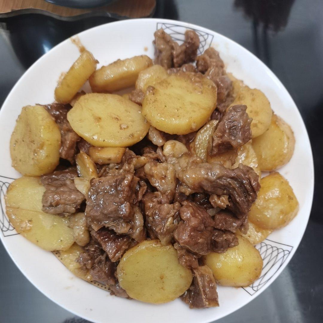红烧牛腩炖土豆