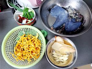 天麻黄芪乌鸡汤的做法 步骤1