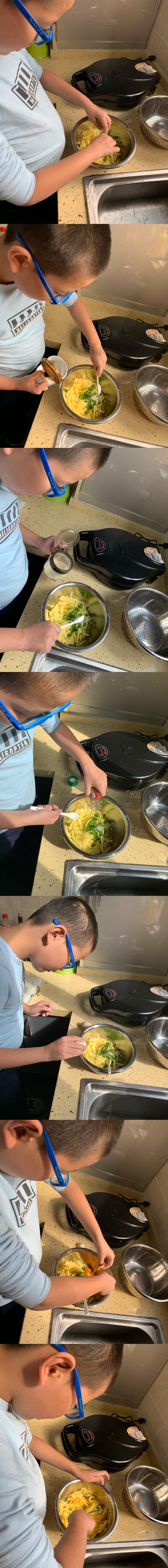 超简单！娃娃自己在家也能做的“土豆鸡蛋饼”。少油、健康美味，送上超详细的操作步骤图解！的做法 步骤2