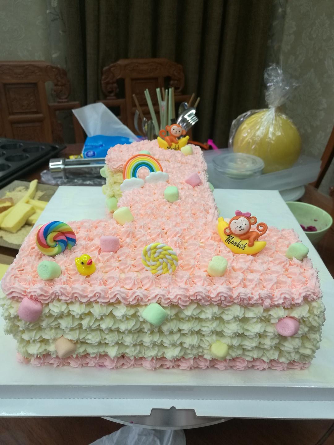 叶落夕dc做的数字1蛋糕