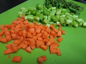 芦笋蔬菜土豆沙拉（沙拉酱的完美替代方法）的做法 步骤2